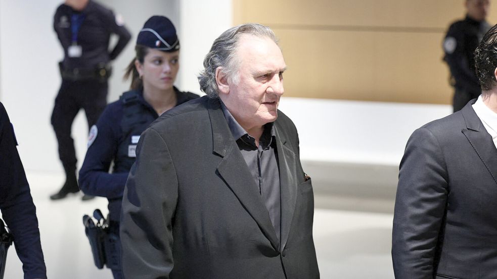 Eigentlich hätte der Prozess gegen Gérard Depardieu bereits im Oktober 2024 stattfinden sollen. Doch Depardieu legte ein medizinisches Gutachten als Entschuldigung vor. Foto: IMAGO/ABACAPRESS