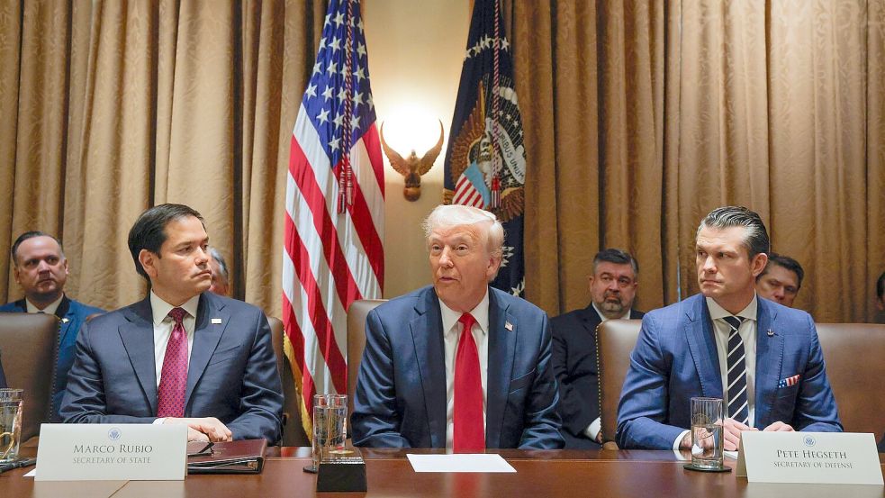 Trump zwischen seinen Ministern Rubio (links) und Hegseth (rechts). Foto: Pool/AP/dpa