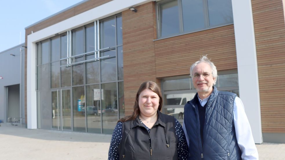 Die Geschäftsführer Jürgen Osterkamp und Anna Saathoff blicken vor dem neuen Betriebsgebäude zuversichtlich in die Zukunft. Fotos: Wittich