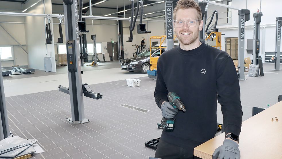 Werkstattleiter Patrick Geiken legt letzte Hand an die Armaturen der neuen, modernen Werkstatt.