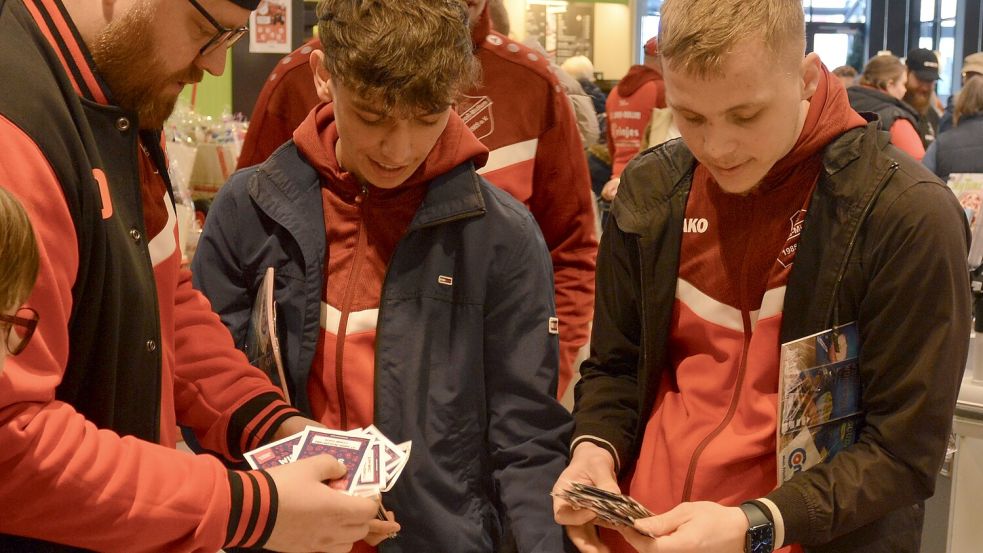 FT-Fans waren auf der Jagd nach Klebebildern für das Stickeralbum. Foto: privat