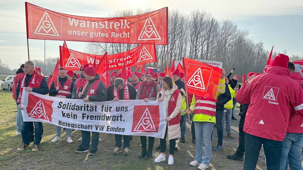 Die Beschäftigten sind sauer: Warnstreik und Kundgebung bei Wind Multiplikator in Emden. Foto: Teschke