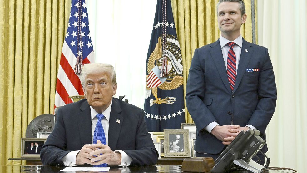 Lassen Kritik an sich abperlen: US-Präsident Donald Trump und Verteidigungsminister Pete Hegseth. Foto: picture alliance/dpa/POOL/Uncredited