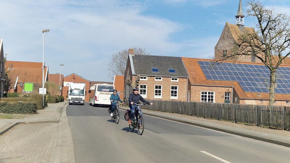 Fahrradfahrer aus Richtung Weener, die durch den Hammrich in Richtung Papenburg und andersrum fahren wollen, müssen die stark befahrene Hauptstraße in Stapelmoor überqueren. Foto: Gettkowski