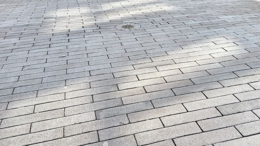 In der Leeraner Innenstadt schimmerte das Pflaster am Wochenende weiß. Foto: Lüppen