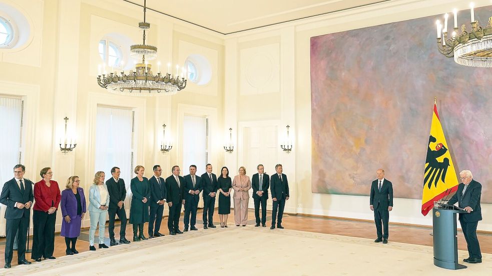 Ein Kanzler und 14 Minister erhalten vom Bundespräsidenten ihre Entlassungsurkunden. Sie bleiben aber geschäftsführend im Amt. Foto: Michael Kappeler/dpa