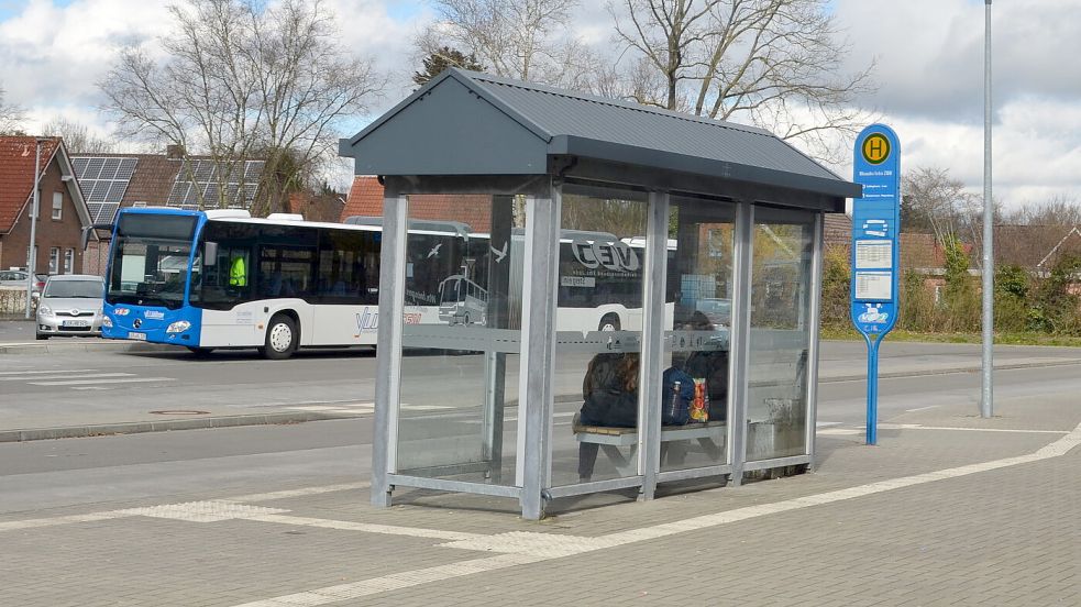 Der Busbahnhof in Rhauderfehn. Hier erlebte Fahrgast Andreas Engel, wie ein Busfahrer eine Frau aus dem Bus wies. Foto: Fertig