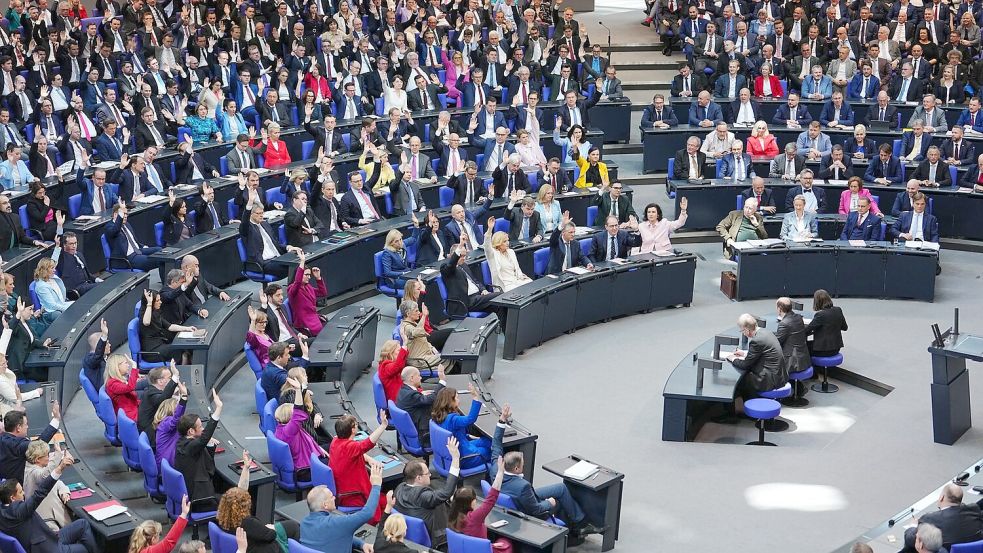 Volles Haus bei der ersten Sitzung des neuen Bundestages. Foto: Kay Nietfeld/dpa