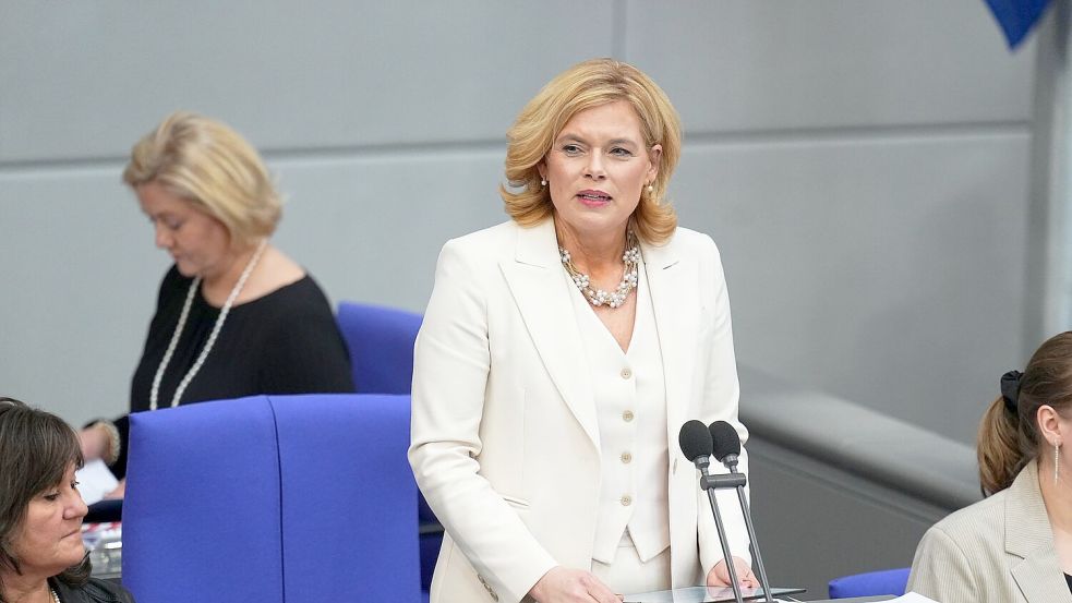 Die neue Bundestagspräsidentin Klöckner ruft in ihrer Antrittsrede zu einem fairen Umgang im Parlament auf. Foto: Michael Kappeler/dpa