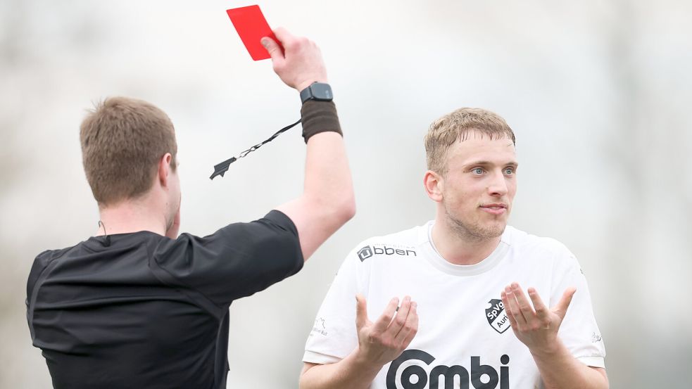 Keno Buß verstand die Welt nicht mehr, als ihm Schiedsrichter Kai Prikker am Sonntag die Rote Karte gezeigt hatte. Foto: Doden, Emden