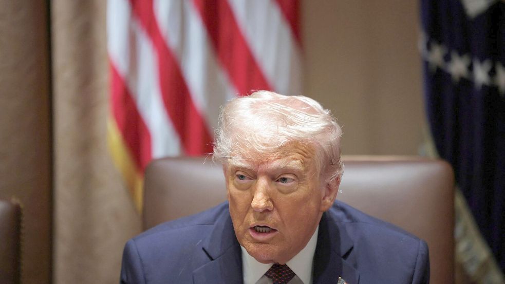 Donald Trump wischt alle Vorwürfe zur Geheimchat-Affäre beiseite. (Archivbild) Foto: Uncredited/POOL/AP/dpa