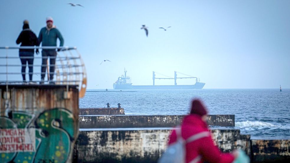 Ein Frachter läuft aus dem Hafen von Odessa auf das Schwarze Meer aus. (Archivbild) Foto: Kay Nietfeld/dpa