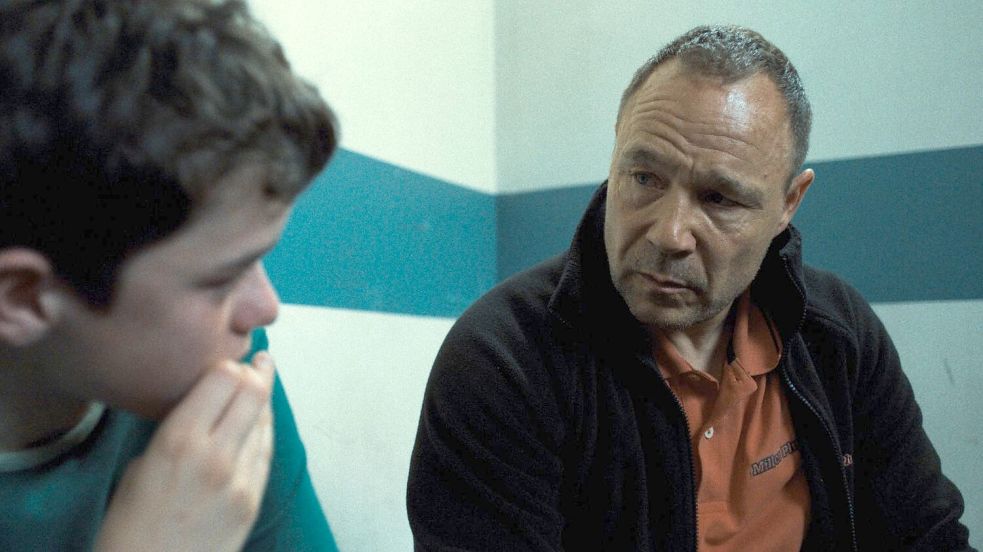 Eddie Miller (Stephen Graham) kann nicht fassen, dass sein Sohn Jamie (Owen Cooper) ein Mädchen umgebracht hat. Foto: -/Netflix/dpa