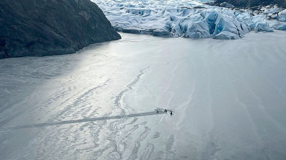Das Kleinflugzeug stürzte auf einen zugefrorenen See und versank halb im Wasser. Foto: -/Alaska National Guard via AP/dpa