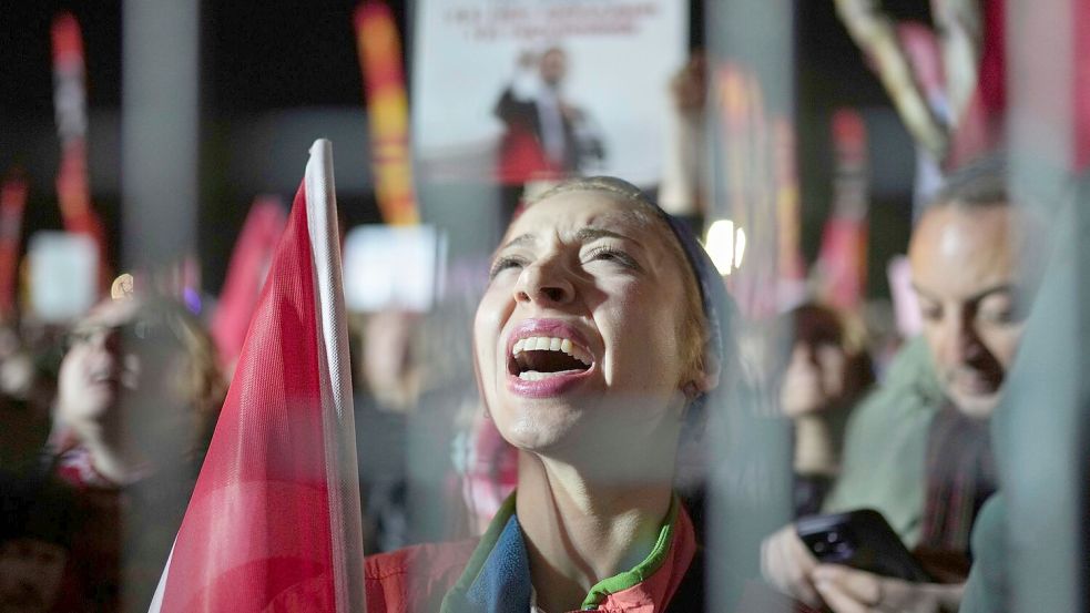 Erneut sind Tausende Menschen in der Türkei wegen der Festnahme des Istanbuler Bürgermeisters auf die Straßen gegangen. Foto: Francisco Seco/AP/dpa