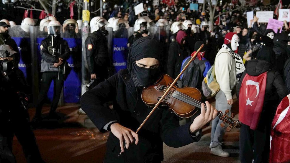 Seit Beginn der Proteste vor einer Woche wurden mehr als 1.400 Menschen inhaftiert. Foto: Khalil Hamra/AP/dpa