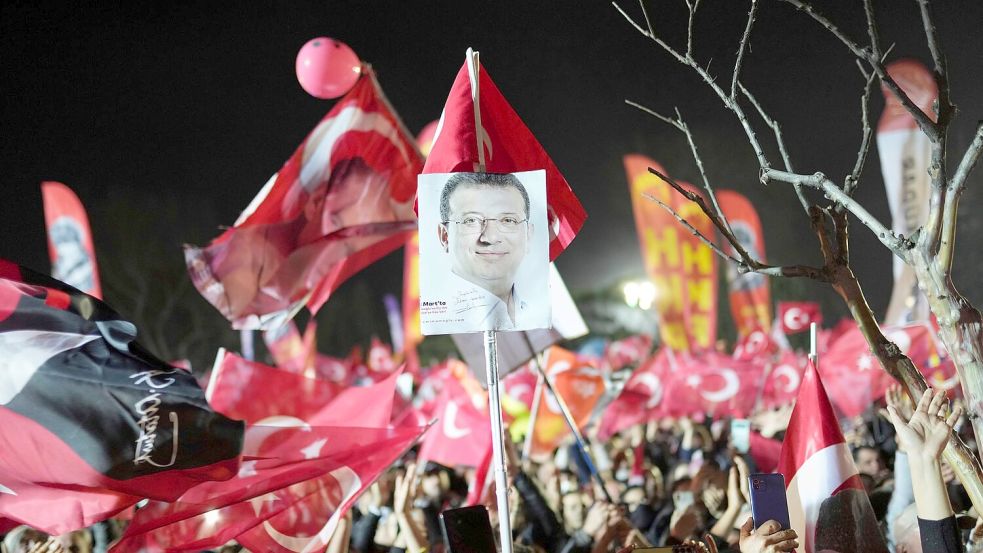 Die Menschen wagen sich in Istanbul, Ankara und Izmir trotz Demo-Verboten auf die Straßen. Foto: Francisco Seco/AP/dpa