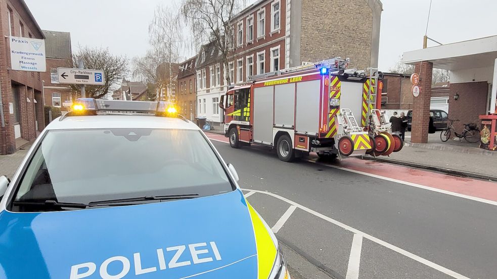 Polizei und Feuerwehr sind in der Friesenstraße im Einsatz. Foto: Wolters