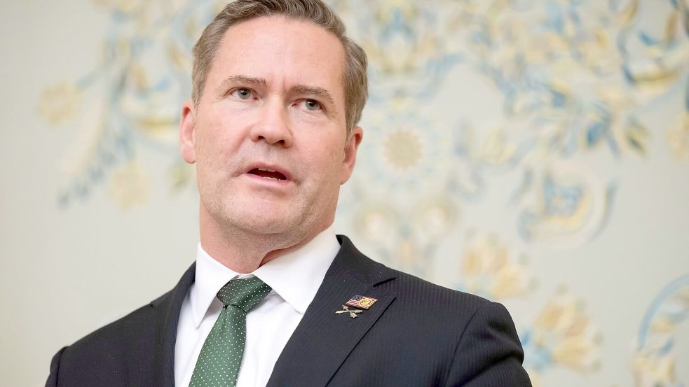 Trumps Nationaler Sicherheitsberater Mike Waltz beschimpfte den Reporter, der das Sicherheitsversagen offengelegt hatte. (Archivbild) Foto: Saul Loeb/Pool AFP/dpa
