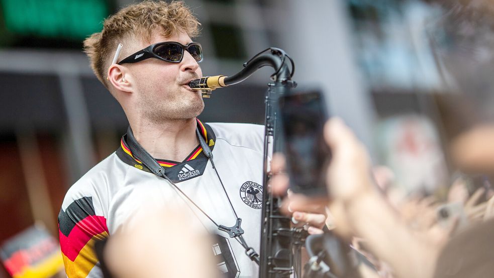 André Schnura hat im vergangenen Jahr mit seinem Saxophon Deutschlands Fanmeilen ordentlich angeheizt. Foto: dpa/Christoph Schmidt