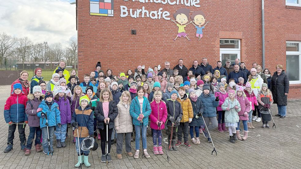 Wie vielerorts in Ostfriesland sammelten Jung und Alt in den Landkreisen Wittmund und Friesland nach herumliegenden Müll. Eröffnet wurde die Aktion diesmal bei der Grundschule Burhafe. Die Schülerinnen und Schüler waren mit Feuereifer dabei, wegzuräumen, was andere achtlos weggeworfen hatten. Foto: privat