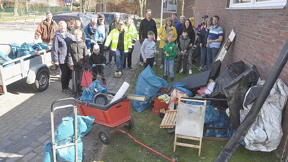 Säckeweise Unrat förderte die Dorfgemeinschaft Bingum in ihrem Ort zutage. Darunter fand sich auch manch sperriges Stück. Foto: Wolters