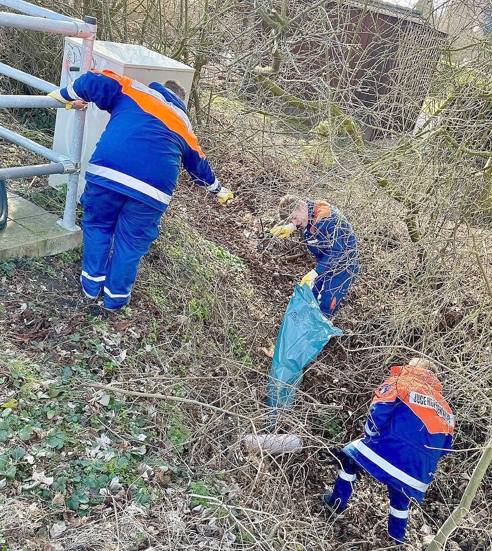 Mitglieder der Freepsumer Jungendfeuerwehr wühlten sich durch das Gestrüpp am Wegesrand. Foto: privat