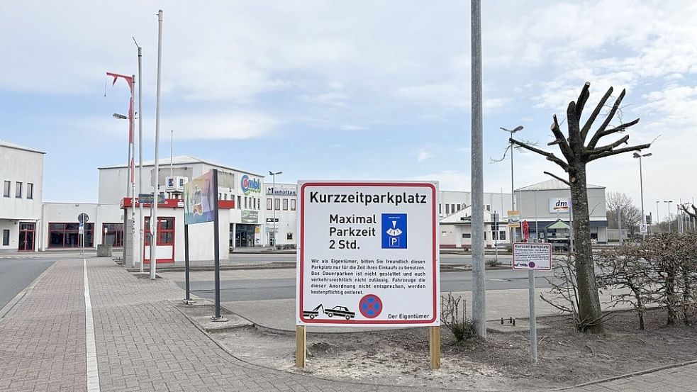 Seit Kurzem weisen Schilder beim Westcenter auf das Kurzzeitparken hin. Fotos: Hanssen
