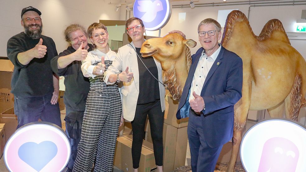 Das Team der Kunstschule und Bürgermeister Horst Feddermann sind gleichermaßen begeistert von den neuen Räumlichkeiten. Foto: Romuald Banik
