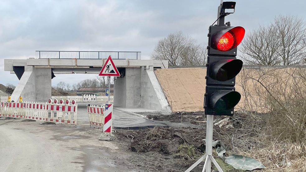 Aktuell finden an der neuen Eisenbahnüberführung bei Hilkenborg noch Arbeiten statt. Foto: David Ammermann/Archiv
