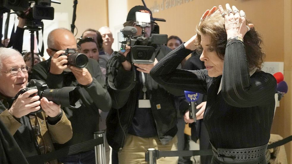 Ardant sagt, sie habe keine belästigende Geste gesehen. Foto: Aurelien Morissard/AP/dpa