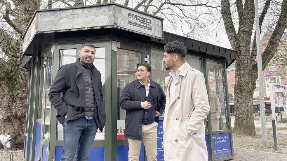 So soll es werden: Ideengeber Cem Öztürk und die beiden neuen Inhaber beratschlagen. Foto: Schuurman