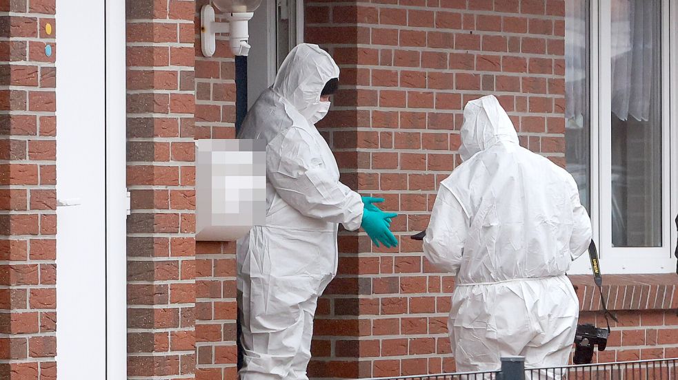 Die Spurensicherung war am 19. Januar 2025 bei einem Wohnhaus im Emder Stadtteil Larrelt im Einsatz. Ein 67-Jähriger wird verdächtigt, seine Ehefrau erstochen zu haben. Foto: J. Doden/Archiv