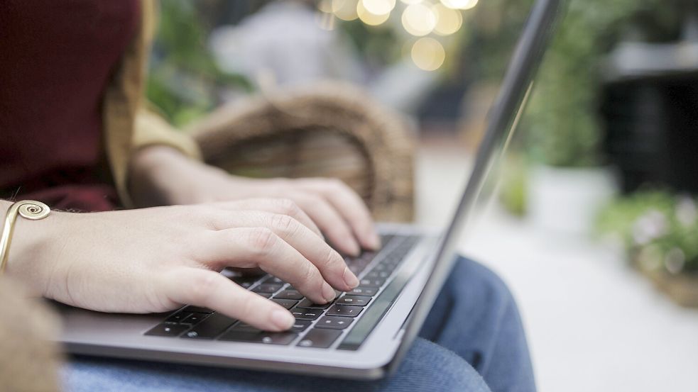 Viele Menschen kennen die wichtigsten Tastenkombinationen für ihre Computer nicht. Foto: IMAGO/Westend61