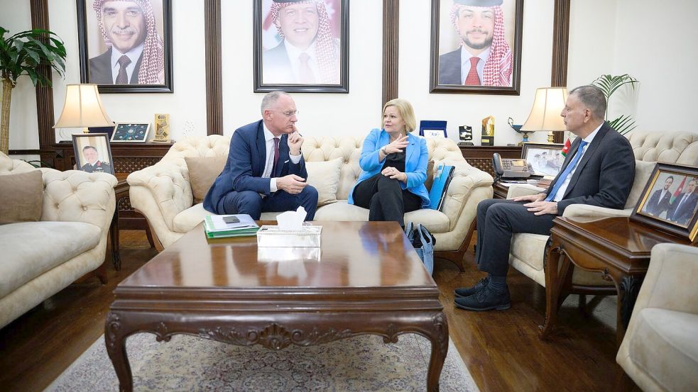 Bundesinnenministerin Faeser ist zusammen mit ihrem österreichischen Amtskollegen Karner zu Gesprächen im Nahen Osten. In Jordanien wurden sie von Innenminister Masen al-Faraja empfangen. Foto: Bernd von Jutrczenka/dpa