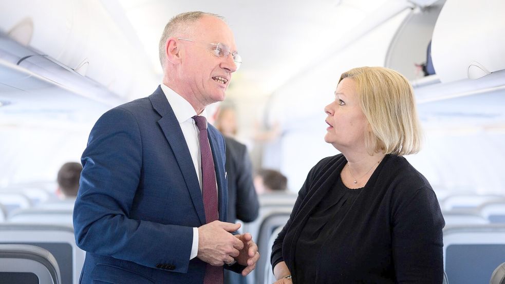 In der Flüchtlingspolitik stimme man sich eng ab, betonen Nancy Faeser und Gerhard Karner. Foto: Bernd von Jutrczenka/dpa