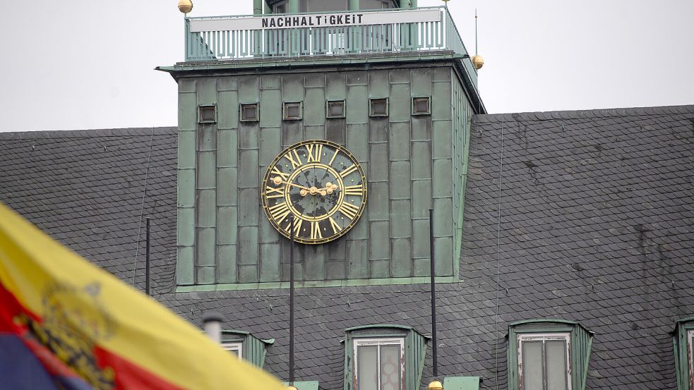Es ist wieder so weit: Auch an Emdens Rathausuhr wird die Zeit eine Stunde vorgestellt. Foto: Ortgies