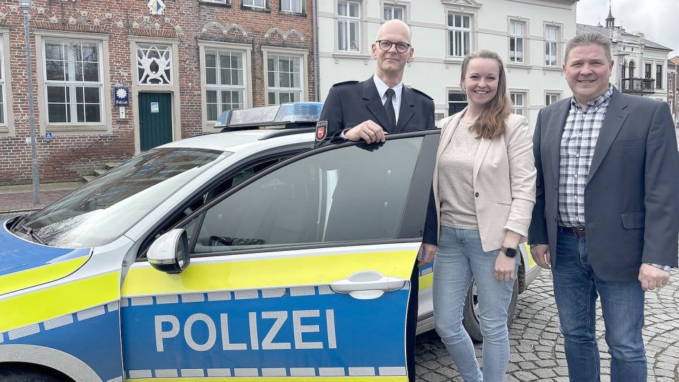 Polizeioberrat und Leiter des Polizeikommissariats Norden Ingo Brickwedde (links), Kriminaloberkommissarin Birthe Schoon, Sachbearbeiterin für Gewaltstraftaten und häusliche Gewalt und der Erste Kriminalhauptkommissar Michael Pape, Leiter des Kriminal- und Ermittlungsdienstes, präsentierten am Mittwoch in Norden die Kriminalstatistik 2024. Foto: Rebecca Kresse