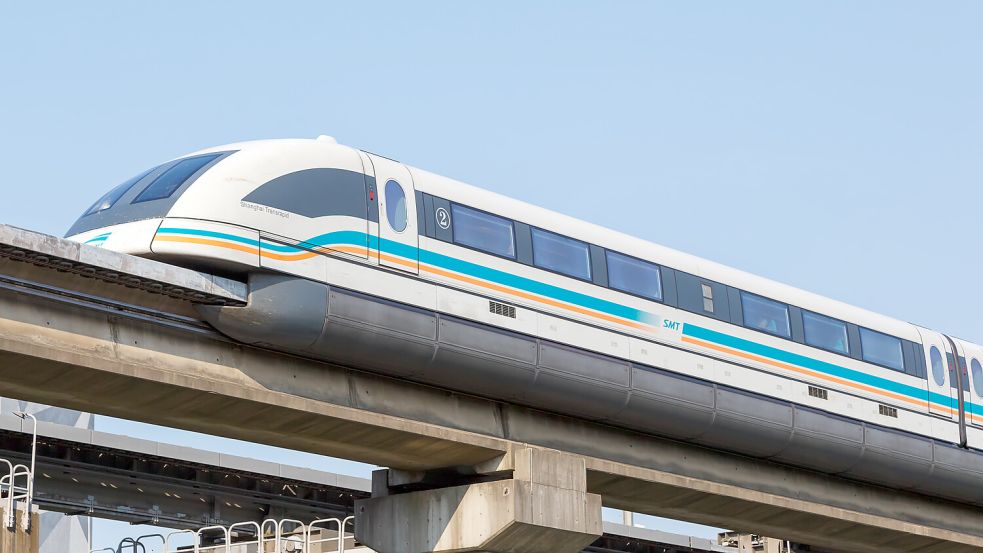 Ein Transrapid fährt durch das chinesische Shanghai. Die Magnetschwebebahn könnte auch in Deutschland demnächst wieder Thema werden. Foto: IMAGO/Pond5 Images