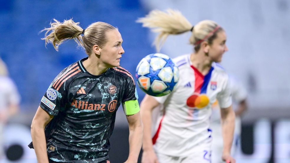 Lindsey Heaps (r.) von Olympique Lyon gegen Magdalena Eriksson von den Bayern. Foto: Olivier Chassignole/AFP/dpa