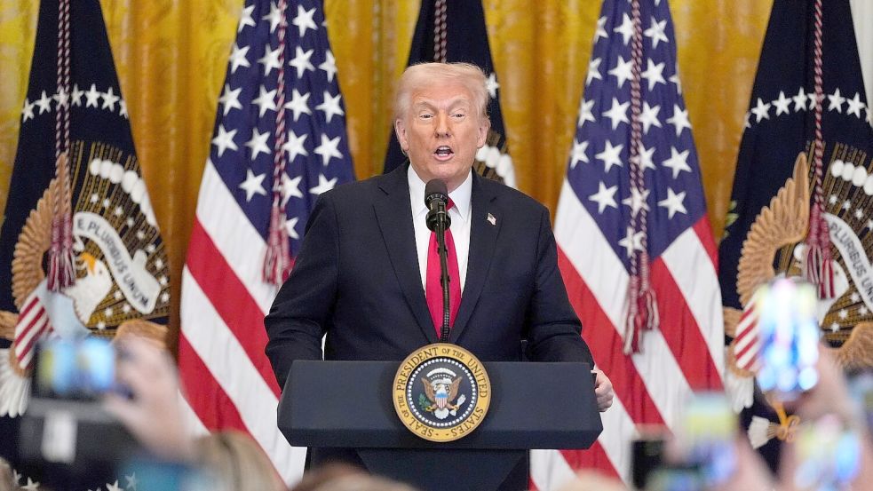 Trump macht Ernst und kündigt neue Zölle an. Foto: Mark Schiefelbein/AP/dpa