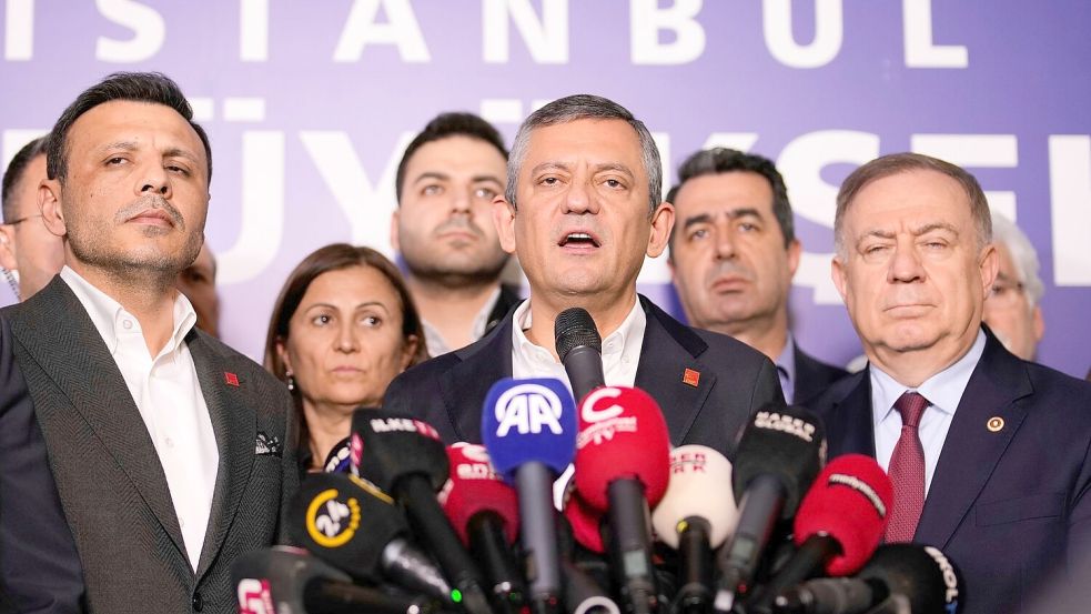 Özel kündigt Ausweitung der Proteste an. (Archivbild) Foto: Emrah Gurel/AP/dpa