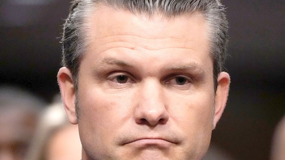 US-Verteidigungsminister Hegseth ist in der Geheimchat-Affäre zunehmend in den Fokus geraten. (Archivbild) Foto: Alex Brandon/AP/dpa