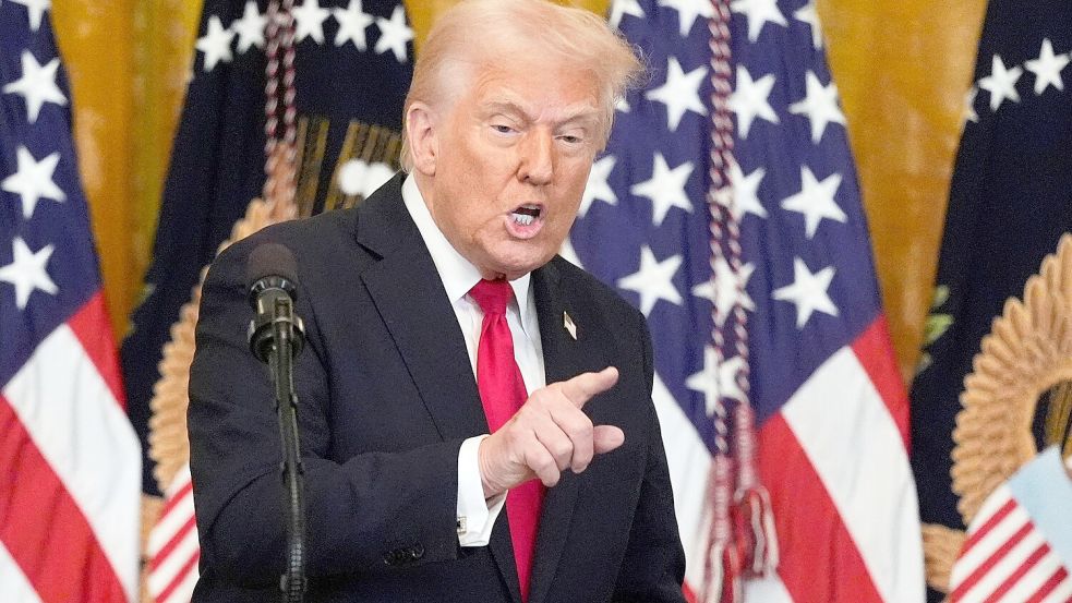 US-Präsident Trump nimmt Hegseth in Schutz. Foto: Mark Schiefelbein/AP/dpa