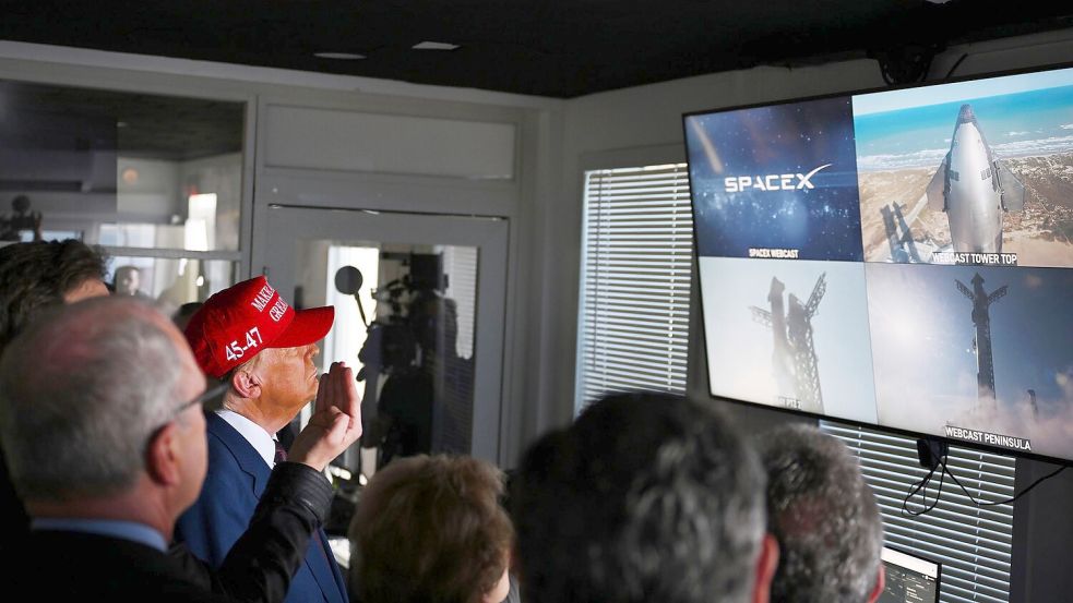 Musk ist mittlerweile ein enger Vertrauter Trumps. (Archivbild) Foto: Brandon Bell/Getty Images North America Pool via AP/dpa