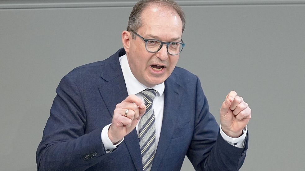 Landesgruppenchef Alexander Dobrindt könnte für die CSU den Top-Posten im Kabinett übernehmen. (Archivbild) Foto: Michael Kappeler/dpa