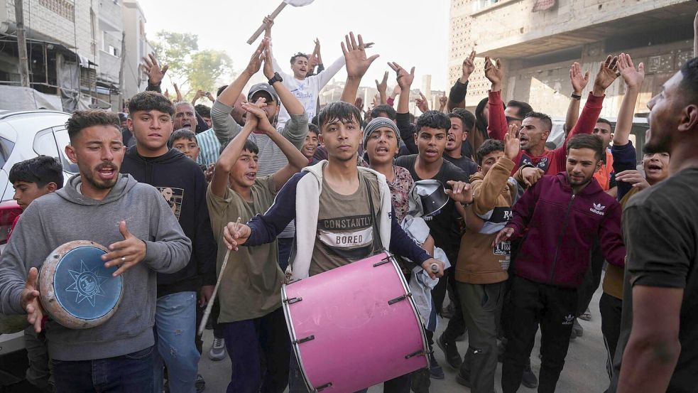 Immer mehr Palästinenser protestieren im Gazastreifen gegen den Krieg. Foto: Jehad Alshrafi/AP/dpa