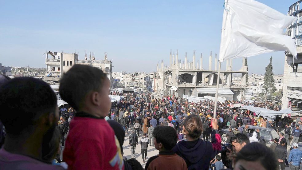 Die Demonstranten rufen auch Slogans gegen die Hamas. Foto: Jehad Alshrafi/AP/dpa