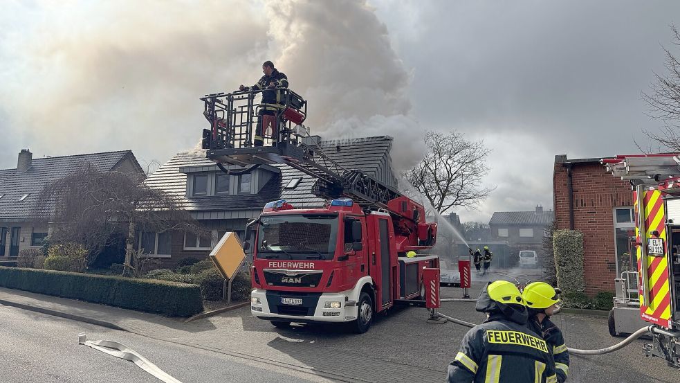 Auch eine Drehleiter kam zum Einsatz. Foto: Feuerwehr Papenburg