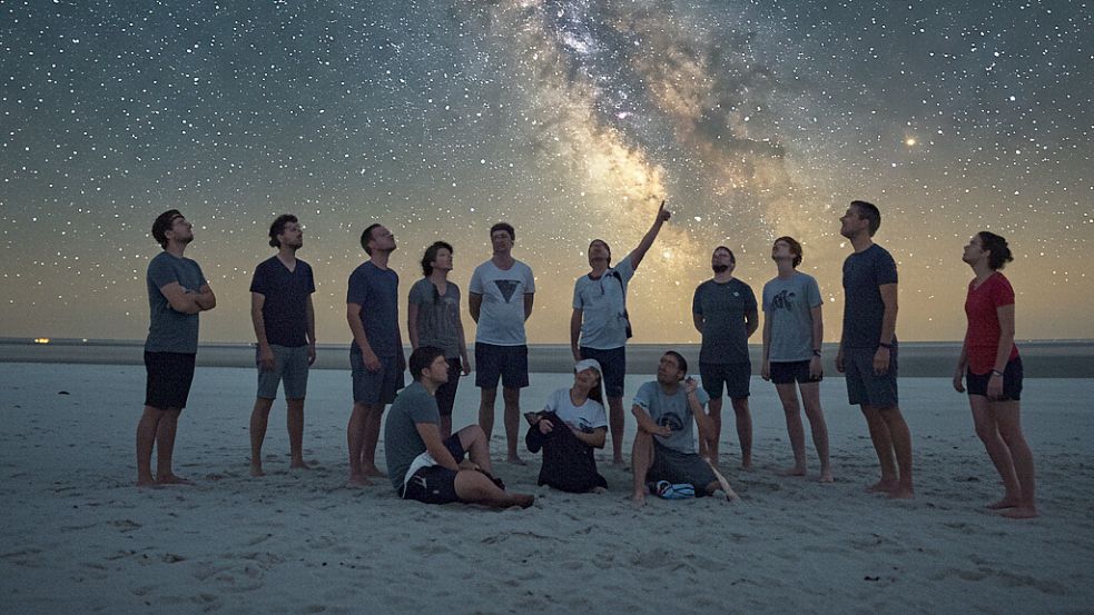 Wenig künstliches Licht ermöglichen auf der Insel einen weiten Blick auf Sternbilder und Planeten. Foto: KI gestützt
